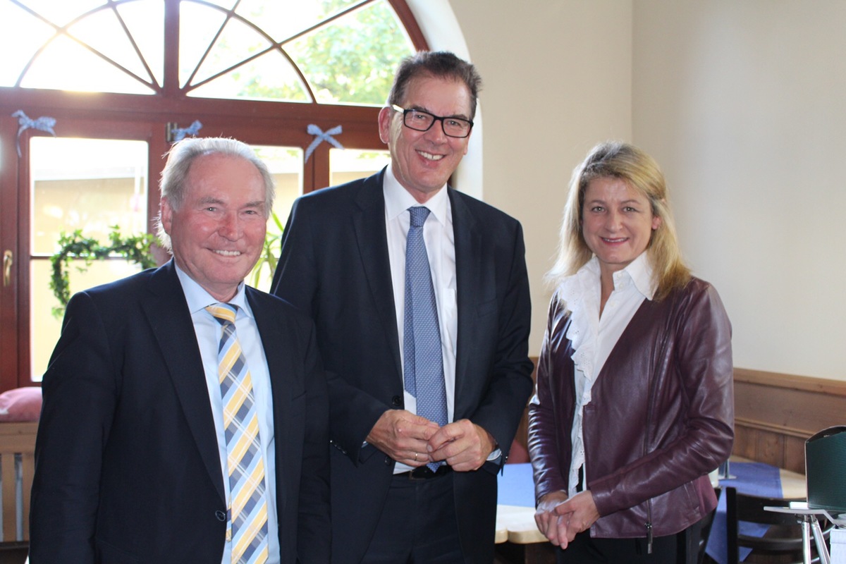 Von links: Bezirksrat Dr. Rainer Gromann, Bundesminister Dr. Gerd Mller und Landtagskandidatin Mechthilde Wittmann