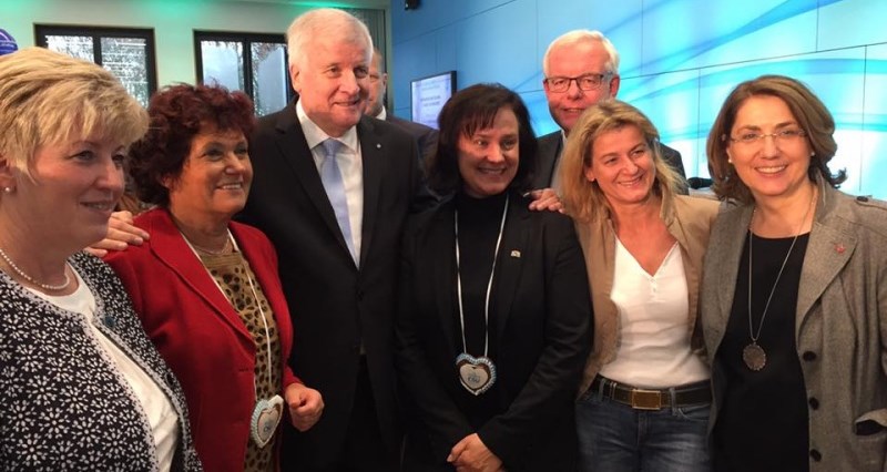 Ministerprsident Horst Seehofer, Fraktionschef Thomas Kreuzer und die Abgeordneten Angelika Schorer, Ingrid Heckner, Dr. Ute Eiling-Htig, Mechthilde Wittmann und Tanja Schorer-Dremel (v.l.n.r.)