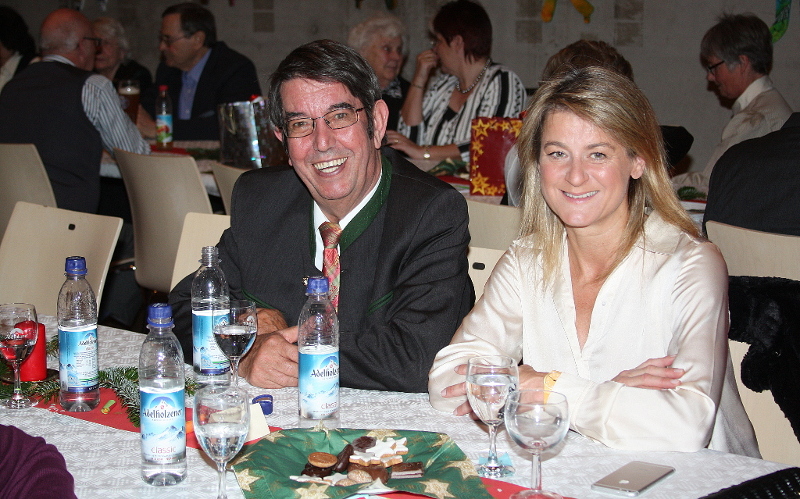 Mechthilde Wittmann, MdL, und Adolf Jackermayer genieen die Weihnachtsfeier des Mnnerchor Milbertshofen Riesenfeld